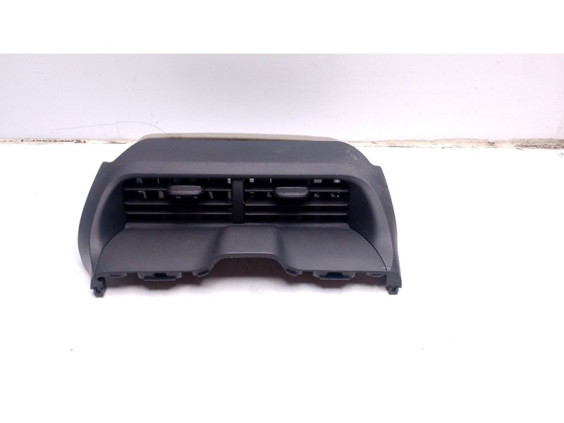 Recambio de rejilla aireadora para toyota yaris 1.5 16v cat referencia OEM IAM 55670K0090  mou0228952 / mou023073