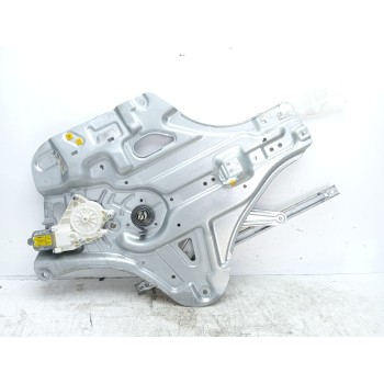ELEVALUNAS DELANTERO DERECHO 824022G010 