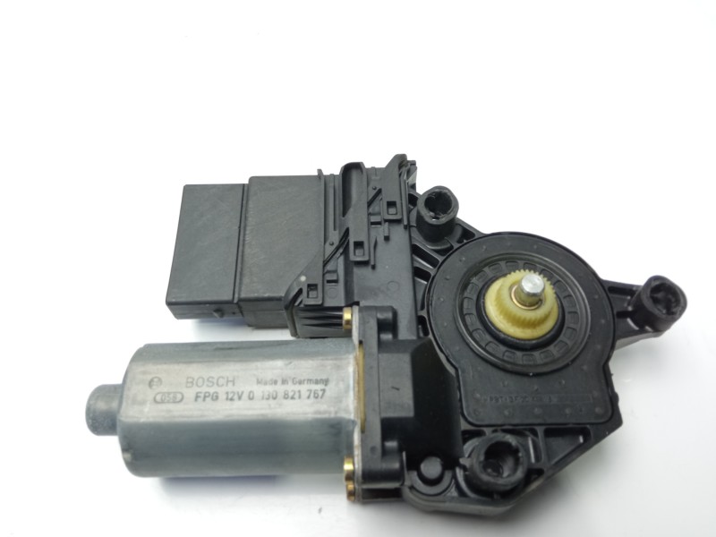 Recambio de motor elevalunas trasero izquierdo para volkswagen golf iv berlina (1j1) referencia OEM IAM 0130821767  