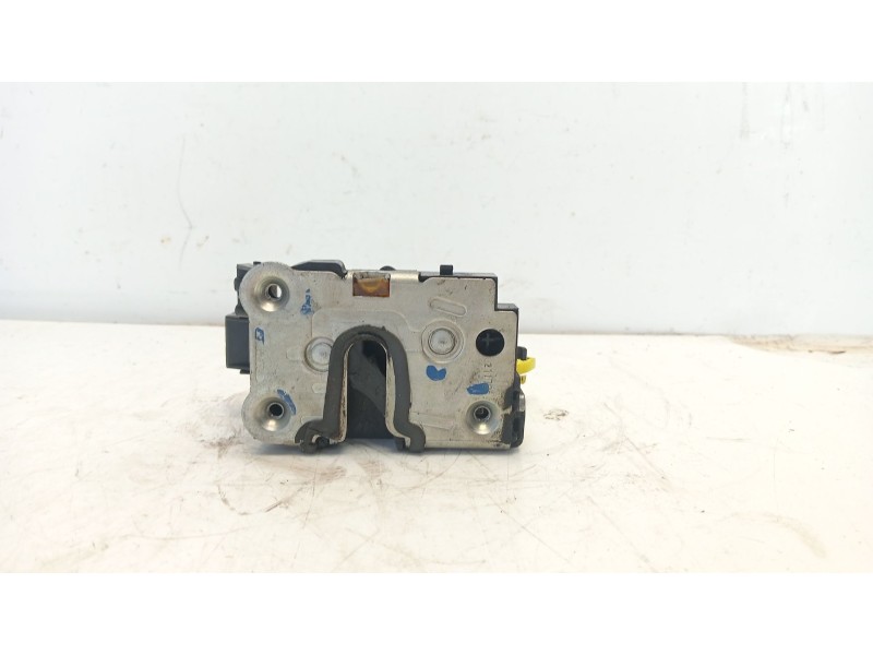 Recambio de cerradura puerta trasera izquierda para dacia duster ambiance 4x2 referencia OEM IAM 825030283R  