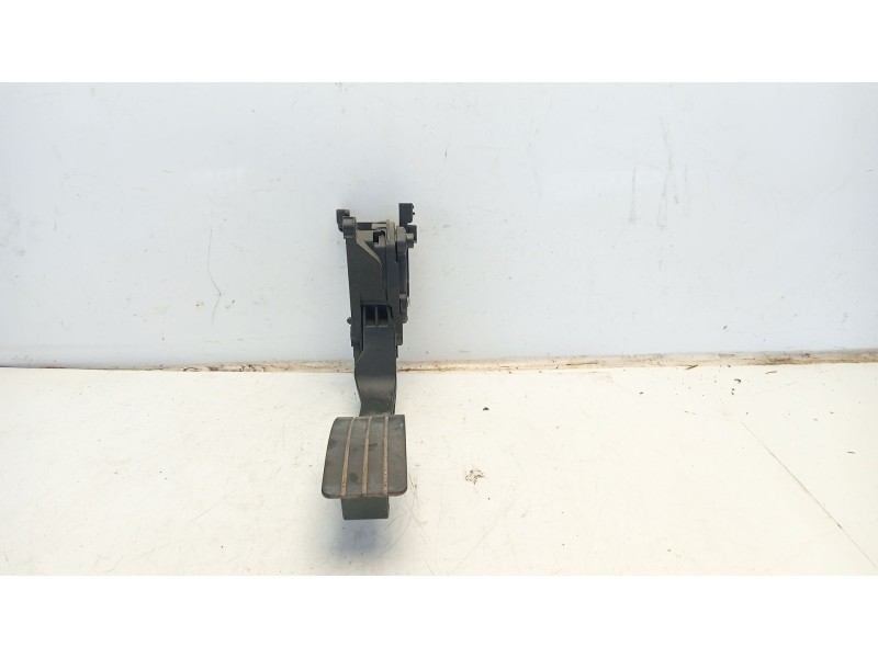 Recambio de pedal acelerador para dacia duster ambiance 4x2 referencia OEM IAM 9827704480  180022703R