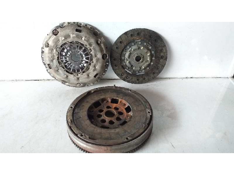 Recambio de kit embrague para ford focus berlina (cap) ghia referencia OEM IAM 124040710 324043010 