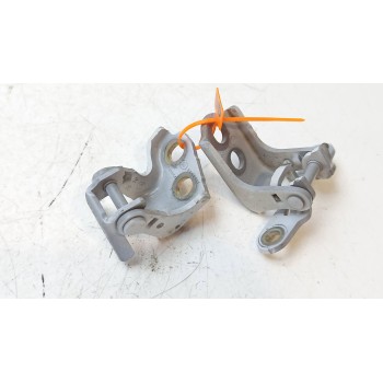 BISAGRA PUERTA DELANTERA DERECHA 804004057R 