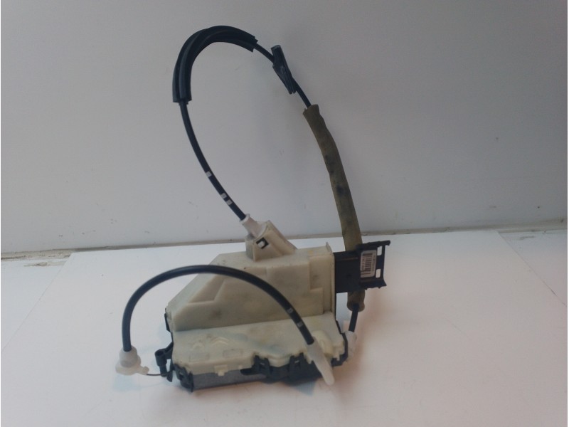 Recambio de cerradura puerta delantera derecha para peugeot partner kombi confort referencia OEM IAM 9135EA 828405 