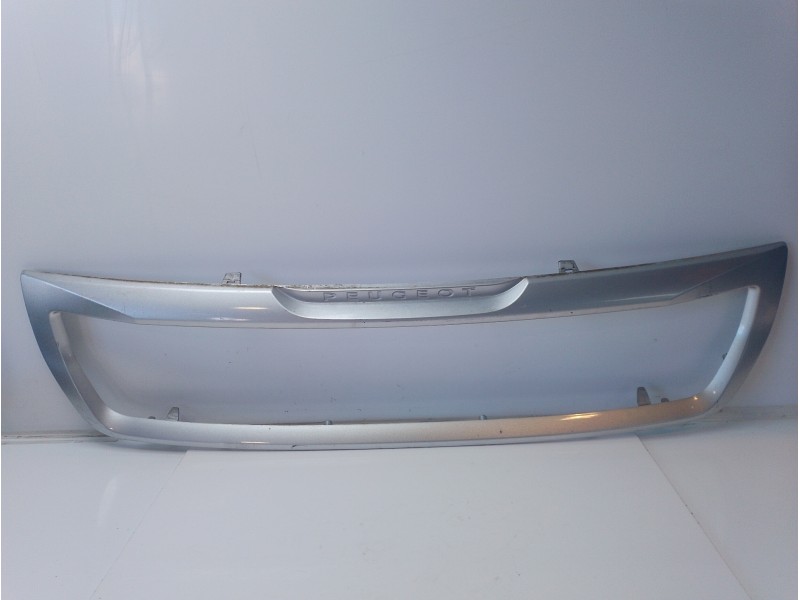 Recambio de calandra delantera de radiador para peugeot partner kombi confort referencia OEM IAM 9810964780 9810964777 