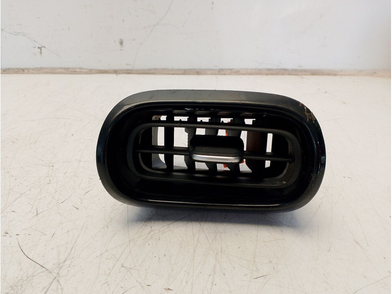 Recambio de aireador lateral izquierdo para toyota yaris referencia OEM IAM 55660K0040  