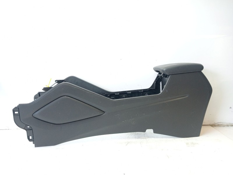 Recambio de consola central para hyundai tucson 1.6 cat referencia OEM IAM 84610D7CB0TTP  