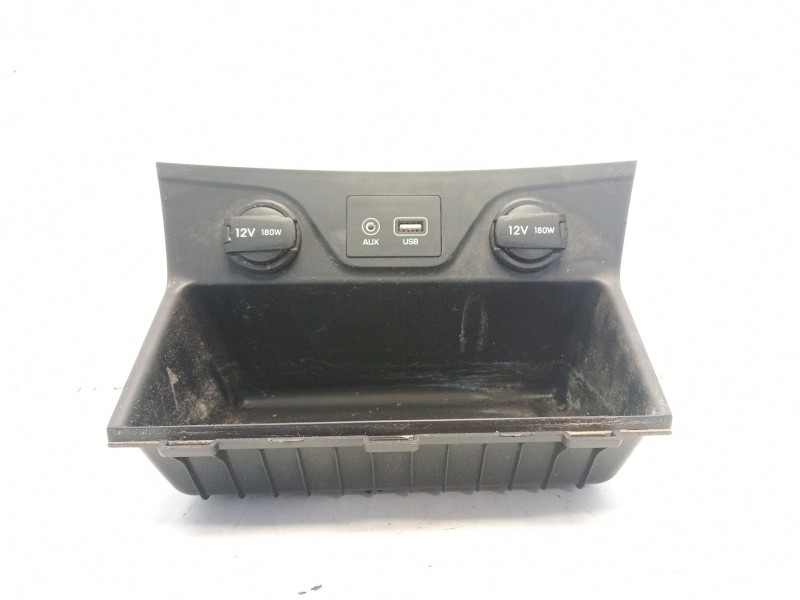 Recambio de moldura para hyundai tucson 1.6 cat referencia OEM IAM 84631D70004X  
