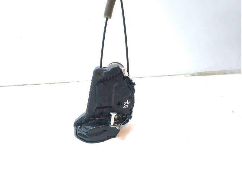 Recambio de cerradura puerta trasera derecha para toyota yaris referencia OEM IAM 69050K0040  