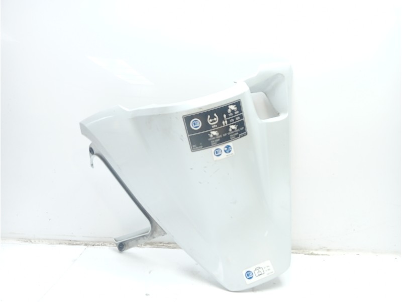 Recambio de molduras delanteras para honda sh 125i referencia OEM IAM 81134K01900ZF  