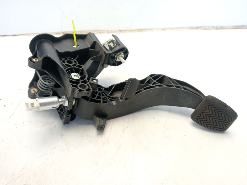 Recambio de pedal embrague para toyota yaris active referencia OEM IAM 31380K0020  