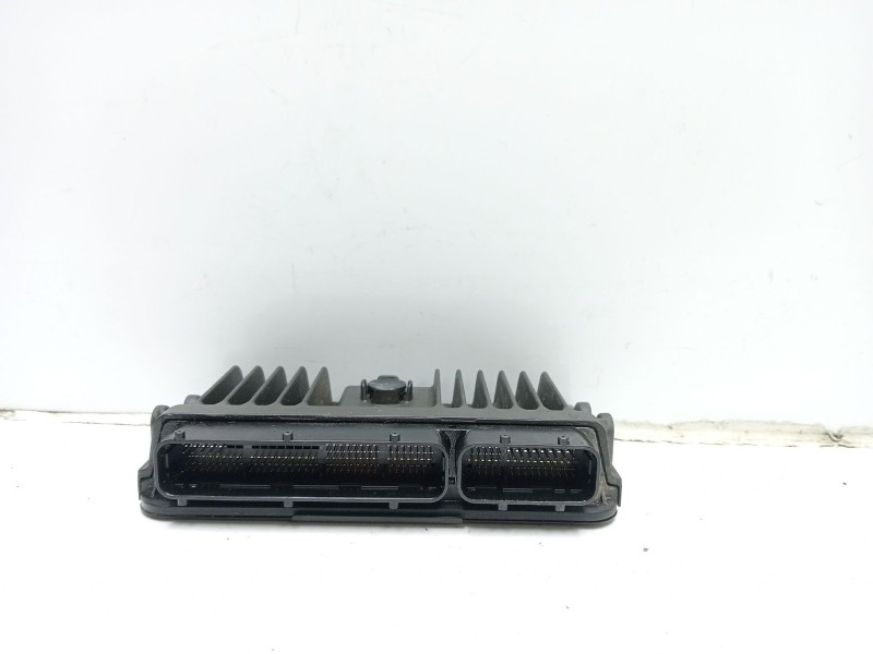 Recambio de centralita motor uce para toyota yaris referencia OEM IAM 896610UA00  