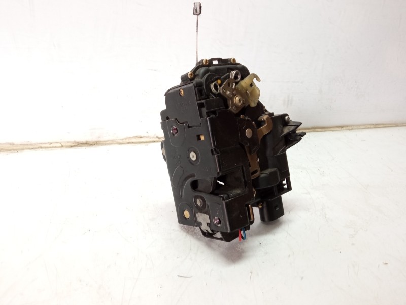 Recambio de cerradura puerta delantera derecha para volkswagen polo (9n1) 1.4 16v referencia OEM IAM 3B1837015A  
