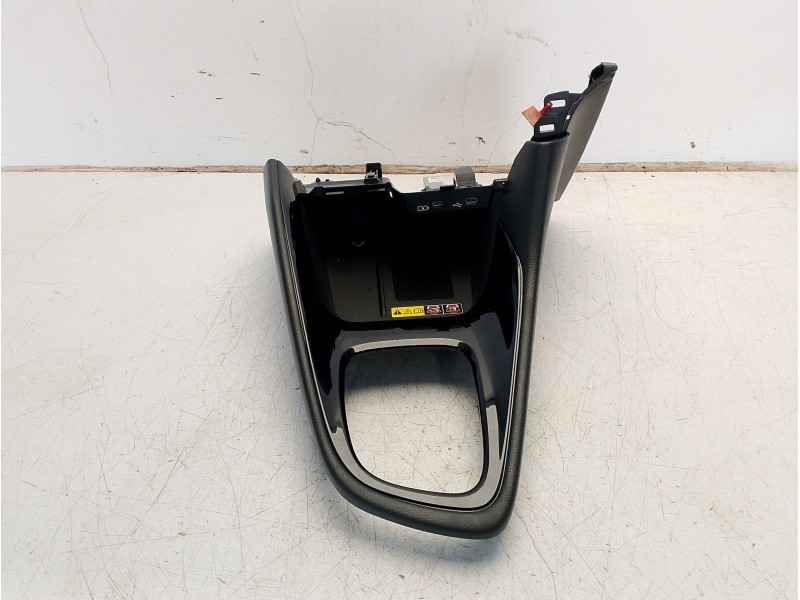 Recambio de moldura para toyota yaris (_p21_, _pa1_, _ph1_) 1.5 hybrid (mxph10) referencia OEM IAM 588100D310C0 861C00D020 