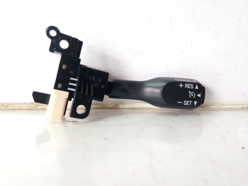 Recambio de mando volante para toyota yaris active referencia OEM IAM 18A174  