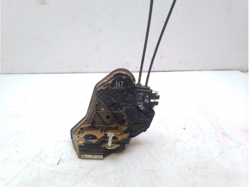 Recambio de cerradura puerta trasera derecha para toyota rav4 referencia OEM IAM 6905048060  