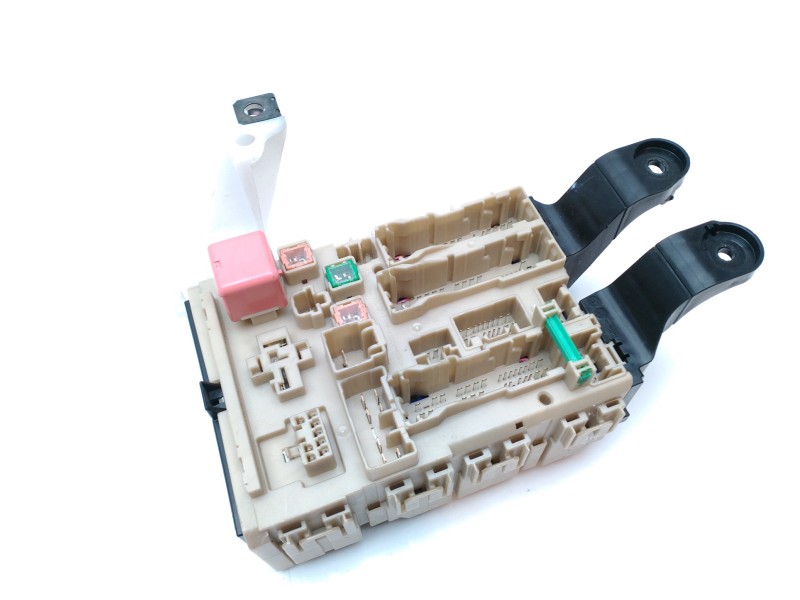 Recambio de caja reles / fusibles para toyota avensis touring sports business advance referencia OEM IAM 8273005J70  