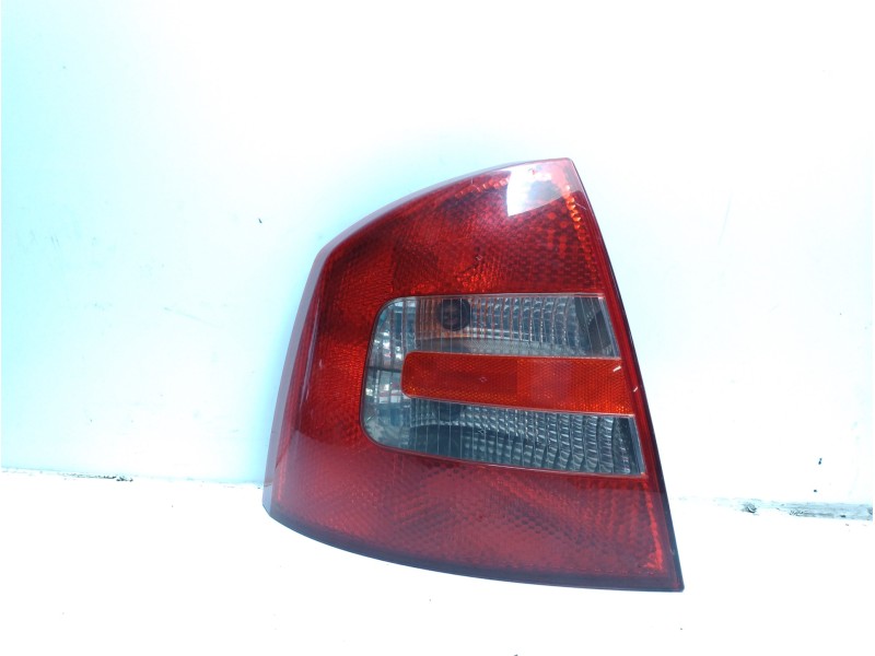 Recambio de piloto trasero izquierdo para skoda octavia berlina (1z3) 2.0 tdi referencia OEM IAM 1Z5945111A  