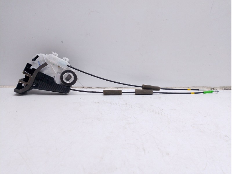 Recambio de cerradura puerta trasera derecha para toyota yaris 1.5 16v cat referencia OEM IAM 69050K0030  