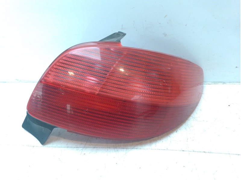 Recambio de piloto trasero derecho para peugeot 206 berlina gt referencia OEM IAM 6351P1  