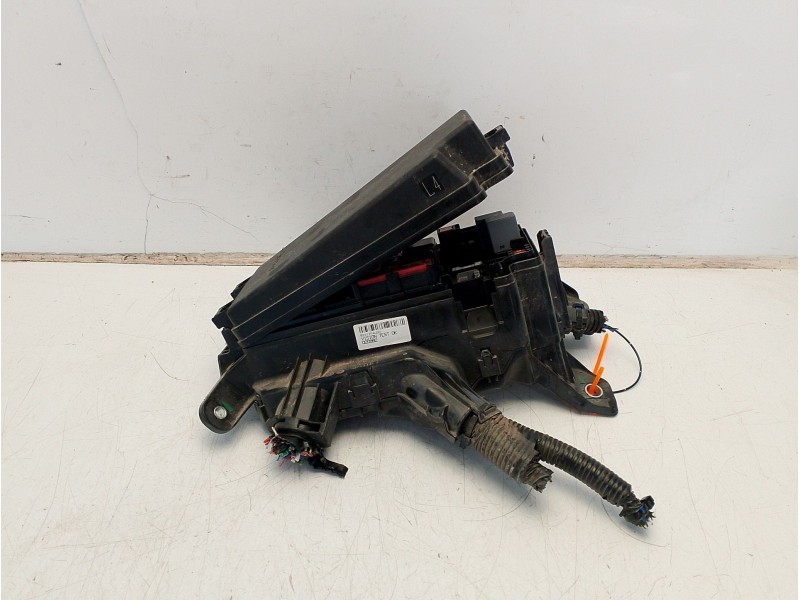 Recambio de caja fusibles delantera para toyota c-hr referencia OEM IAM 82111F4U30  