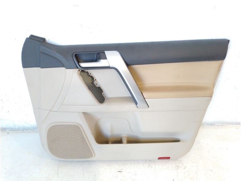 Recambio de guarnecido puerta delantera derecha para toyota land cruiser (j15) limited referencia OEM IAM 676106A660E1  