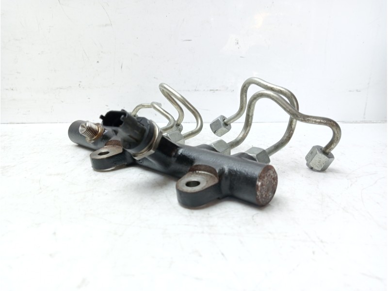 Recambio de rampa inyectora para dacia duster ambiance 4x2 referencia OEM IAM 8200704212 142041073 H8201157327