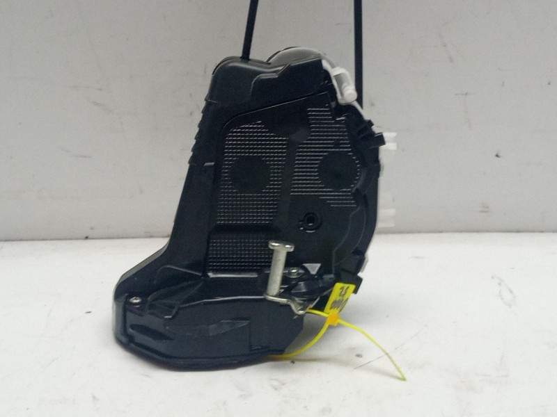 Recambio de cerradura puerta trasera derecha para toyota yaris referencia OEM IAM 69050K0030  