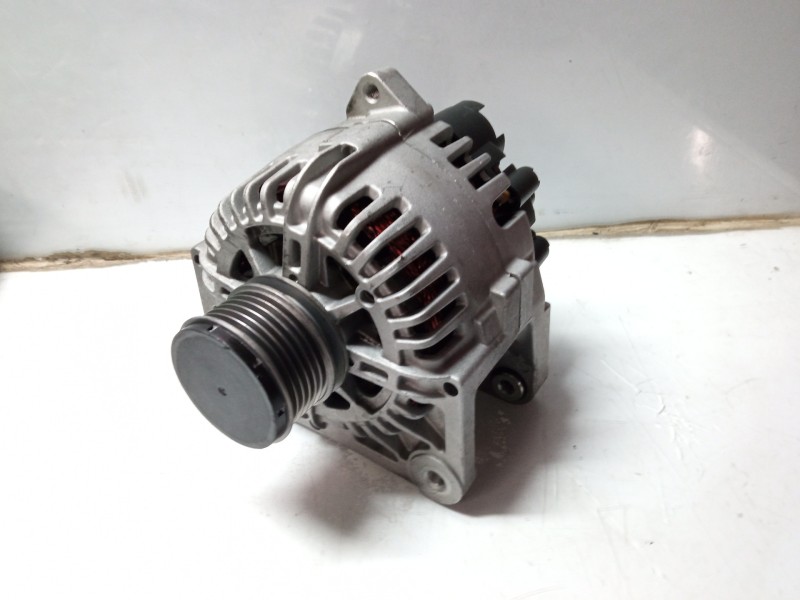 Recambio de alternador para renault megane ii classic berlina 1.4 16v cat referencia OEM IAM 8EL011710741  