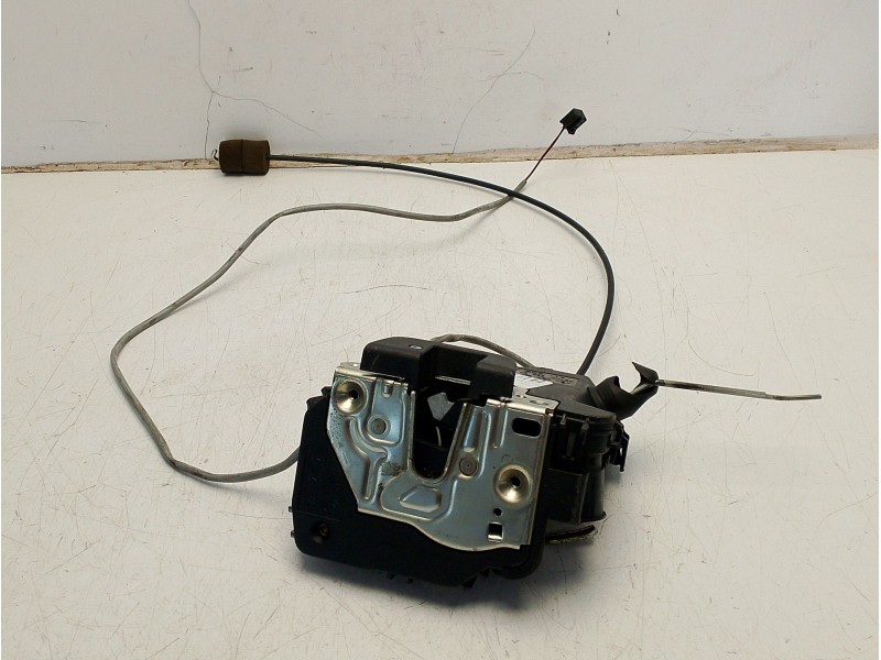 Recambio de cerradura puerta delantera derecha para mercedes-benz clase c (w203) sportcoupe referencia OEM IAM A2037200835  
