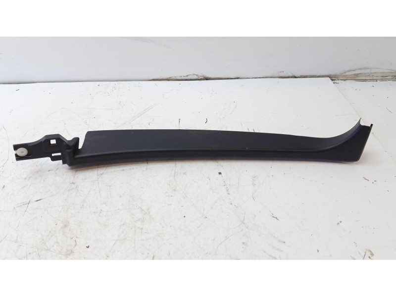 Recambio de molduras traseras para toyota corolla (e21) referencia OEM IAM 6767302020  