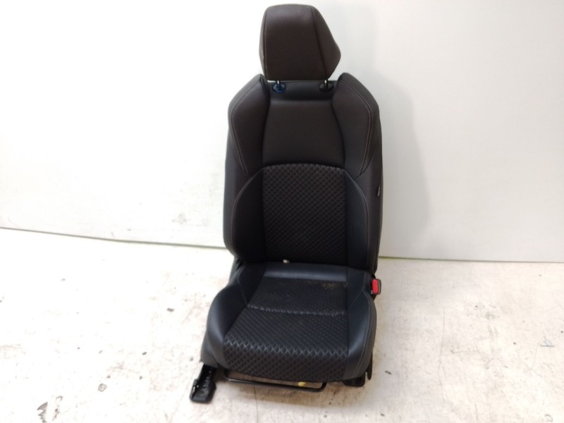 Recambio de asiento delantero derecho para toyota yaris referencia OEM IAM 71073K0210C6 71071K0080C8 72010K0060