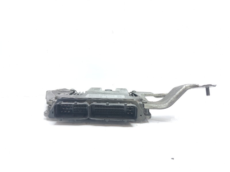 Recambio de centralita motor uce para toyota yaris 1.4 turbodiesel cat referencia OEM IAM 896600DE60 0281015385 