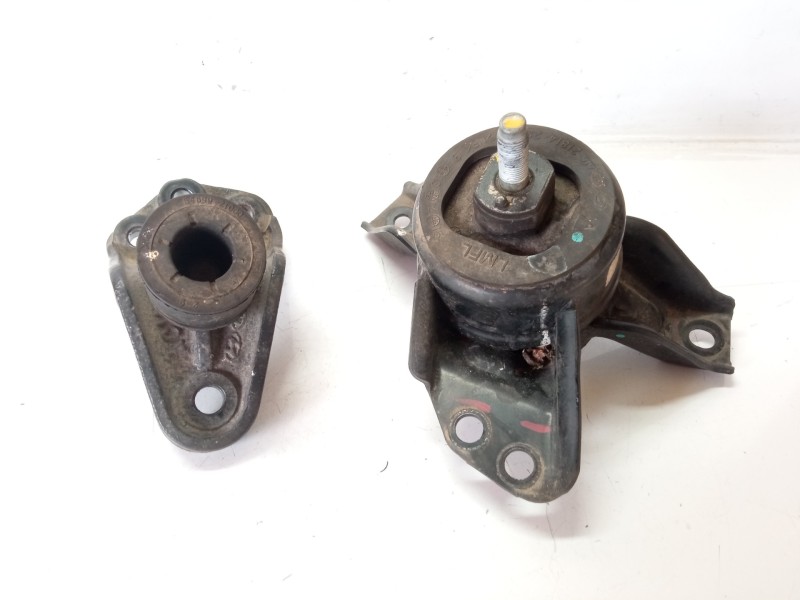 Recambio de soporte motor para hyundai ix35 comfort 2wd referencia OEM IAM 218102Y800  