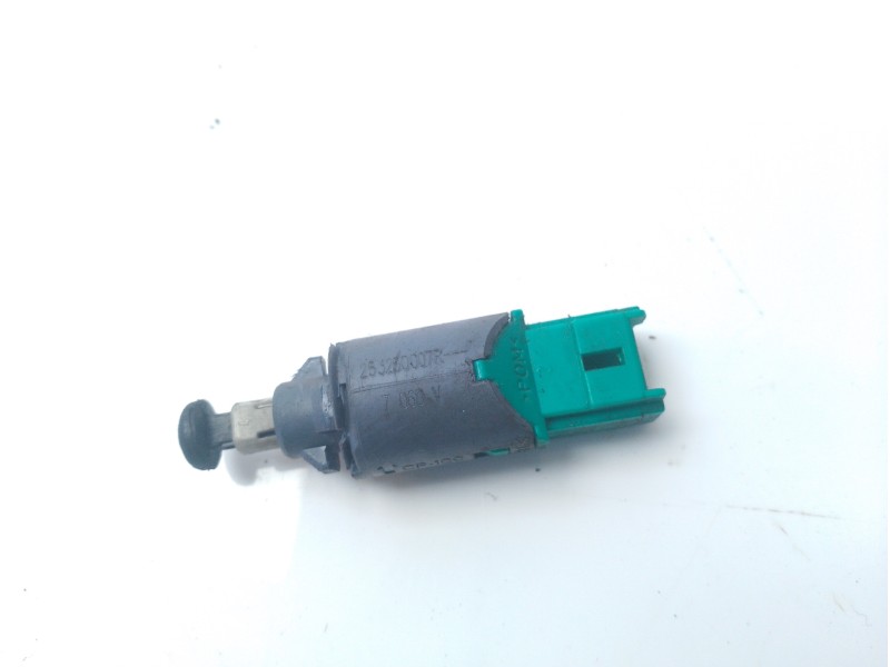 Recambio de interruptor para renault master kasten referencia OEM IAM 253250007R  