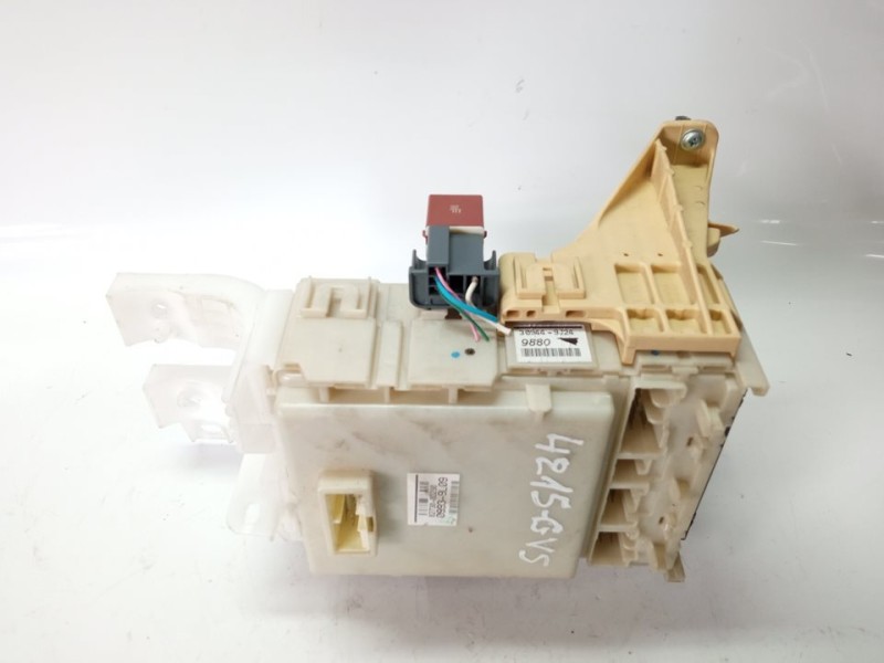 Recambio de caja reles / fusibles para toyota yaris 1.3 16v cat referencia OEM IAM 827300D290  