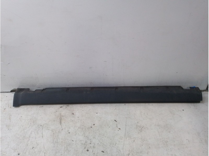 Recambio de molduras delanteras para kia sorento referencia OEM IAM 877512P000  