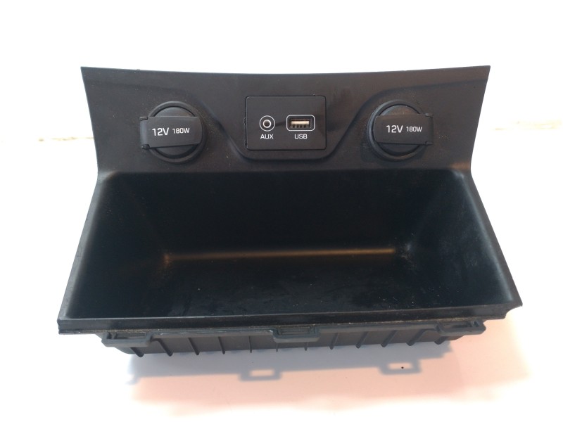 Recambio de moldura para hyundai tucson 1.6 crdi cat referencia OEM IAM 84631D70004X 84631D7000 