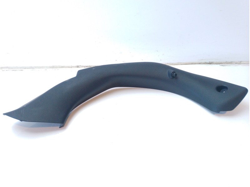 Recambio de molduras traseras para peugeot 208 1.2 16v vti referencia OEM IAM 98015366ZD  