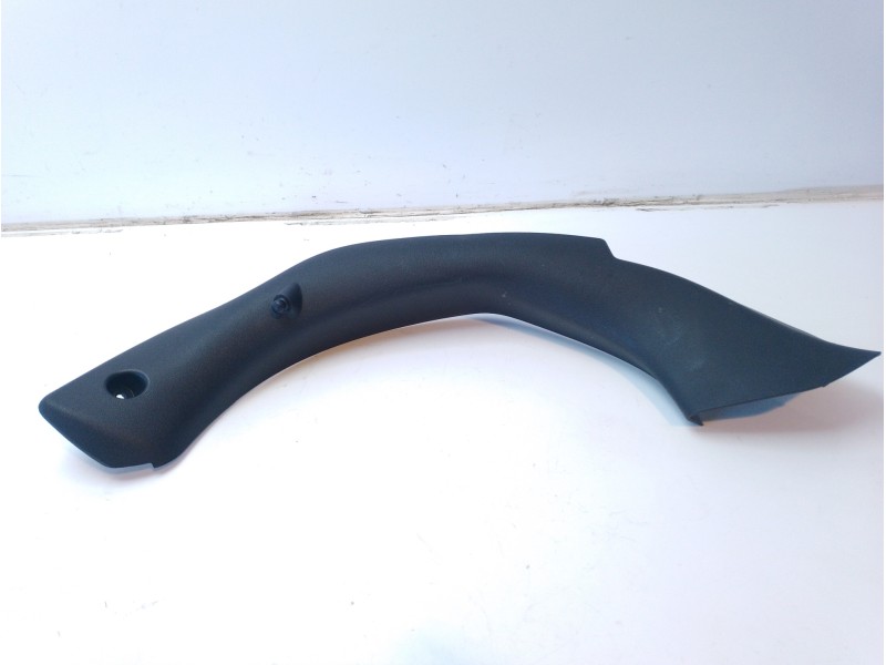 Recambio de molduras traseras para peugeot 208 1.2 16v vti referencia OEM IAM 98015367ZD  
