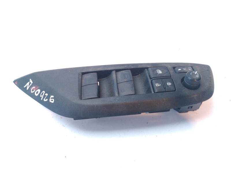 Recambio de mando elevalunas delantero izquierdo para toyota yaris 1.5 16v cat referencia OEM IAM 840400D020  