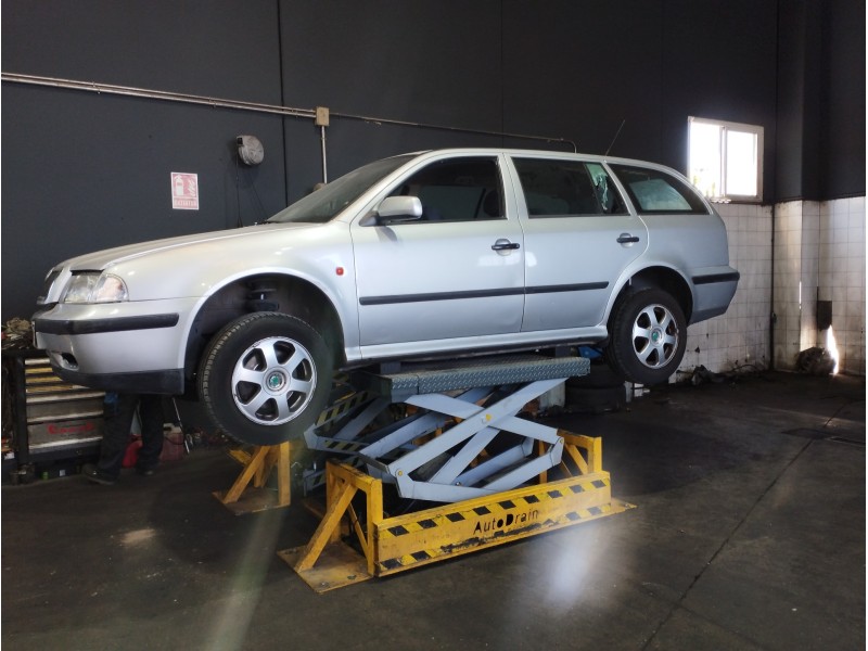 SKODA OCTAVIA BERLINA (1U2)