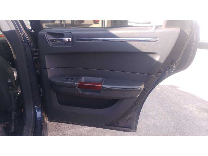 Recambio de guarnecido puerta trasera derecha para chrysler 300c touring (lx, le) 3.0 crd referencia OEM IAM 1DB761DVAC  