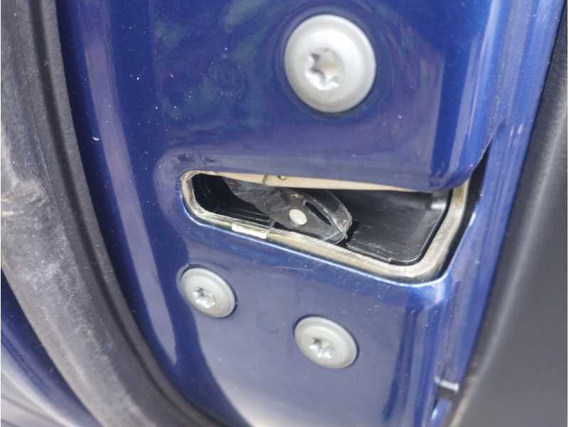 Recambio de cerradura puerta trasera izquierda para toyota yaris 1.5 16v cat referencia OEM IAM 69060K0040  