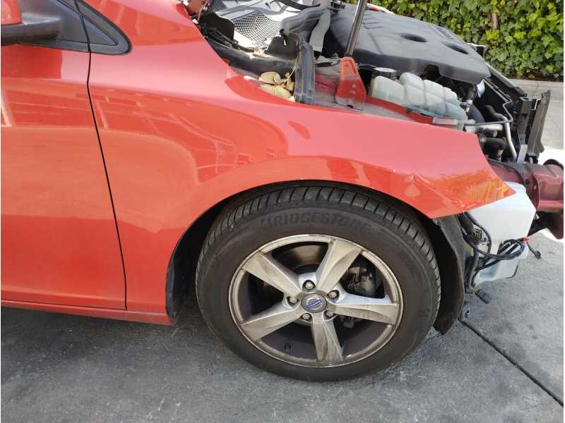 Recambio de aleta delantera derecha para volvo v40 kinetic referencia OEM IAM   