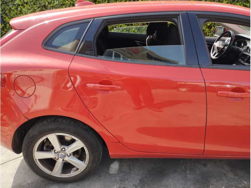Recambio de puerta trasera derecha para volvo v40 kinetic referencia OEM IAM   
