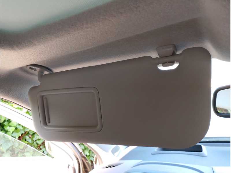 Recambio de parasol izquierdo para toyota yaris hybrid active referencia OEM IAM   