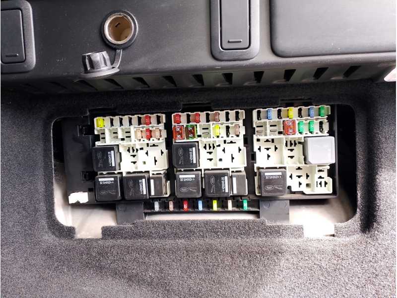 Recambio de caja reles / fusibles para land rover range rover velar velar referencia OEM IAM   