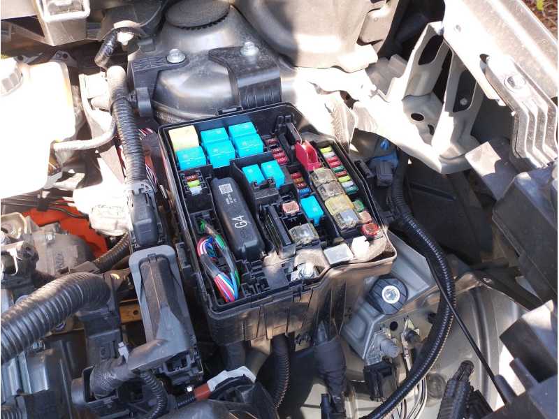 Recambio de caja reles / fusibles para toyota yaris hybrid active referencia OEM IAM   