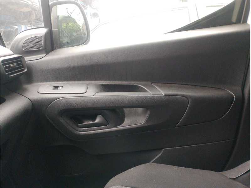 Recambio de guarnecido puerta delantera derecha para toyota proace verso referencia OEM IAM SU001B4708  